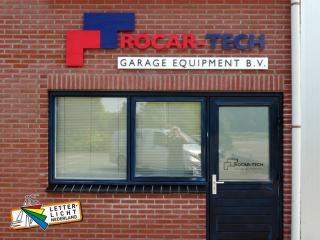 Bedrijfslogo op gevel